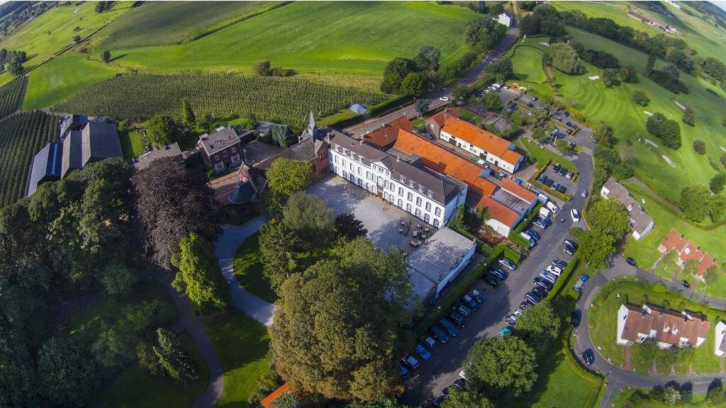 VAALS - Nederland: Monumentaal landgoed met landhuis, kapel en horecapaviljoen. 