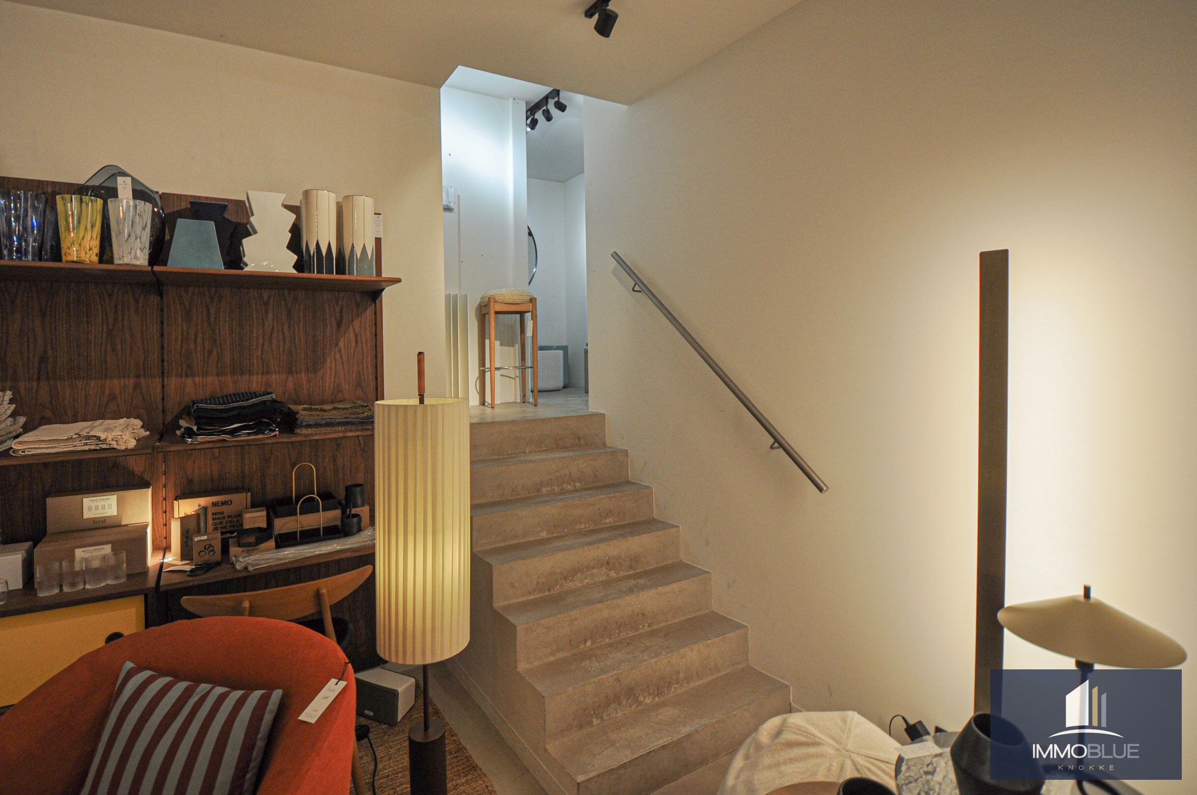 Grand local commercial avec garage intérieur situé au Zoute. 