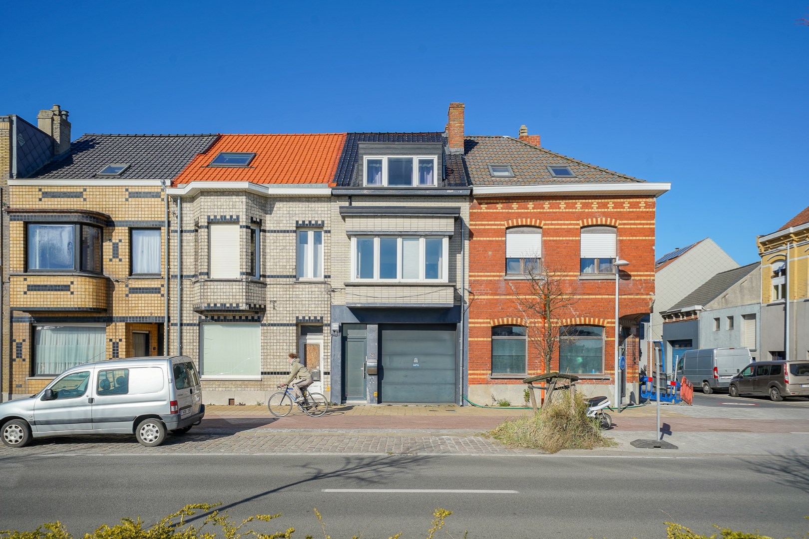 Woning met ruime garage en zicht op de vaart in Bredene 