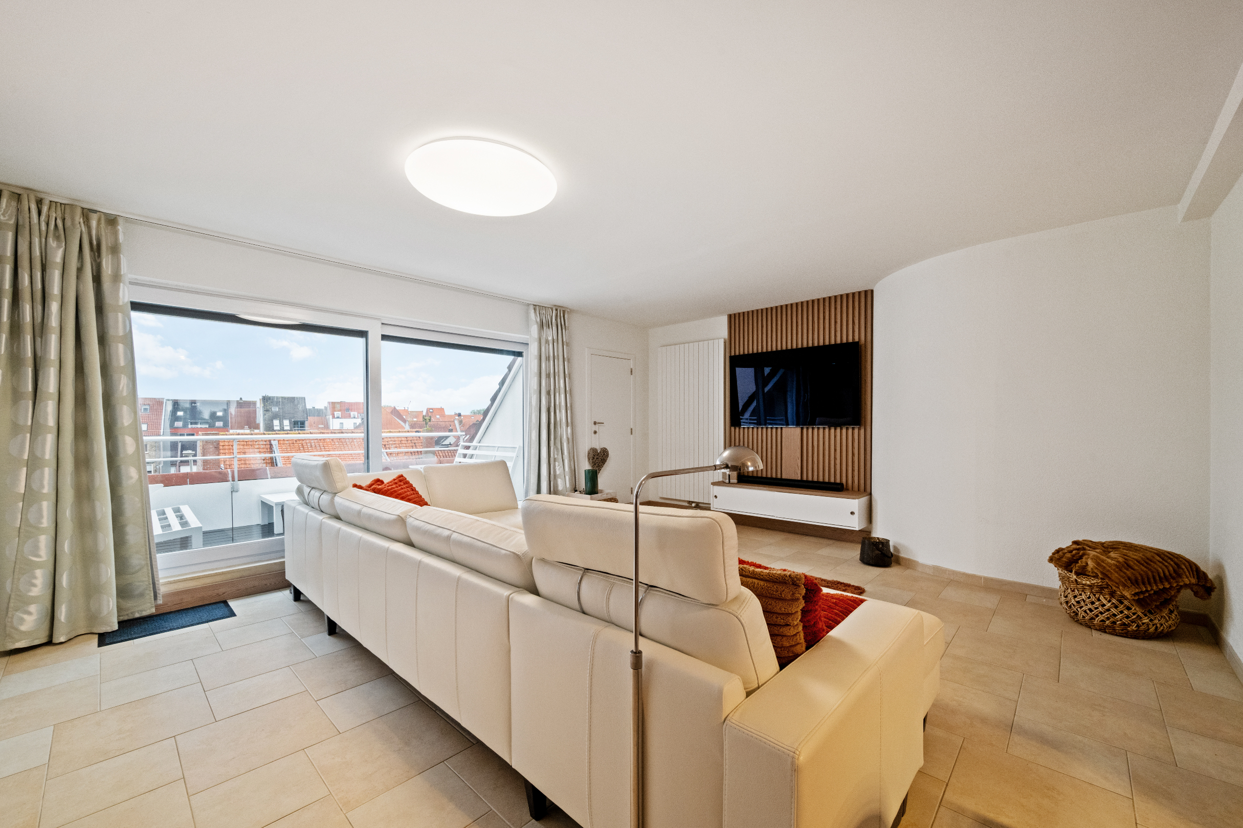 Voici la traduction en français :Grand appartement en duplex avec 2 chambres, 2 salles de bains et terrasses ensoleillées, près de la digue de Heist (possibilité d'offre d'un garage intégré). 