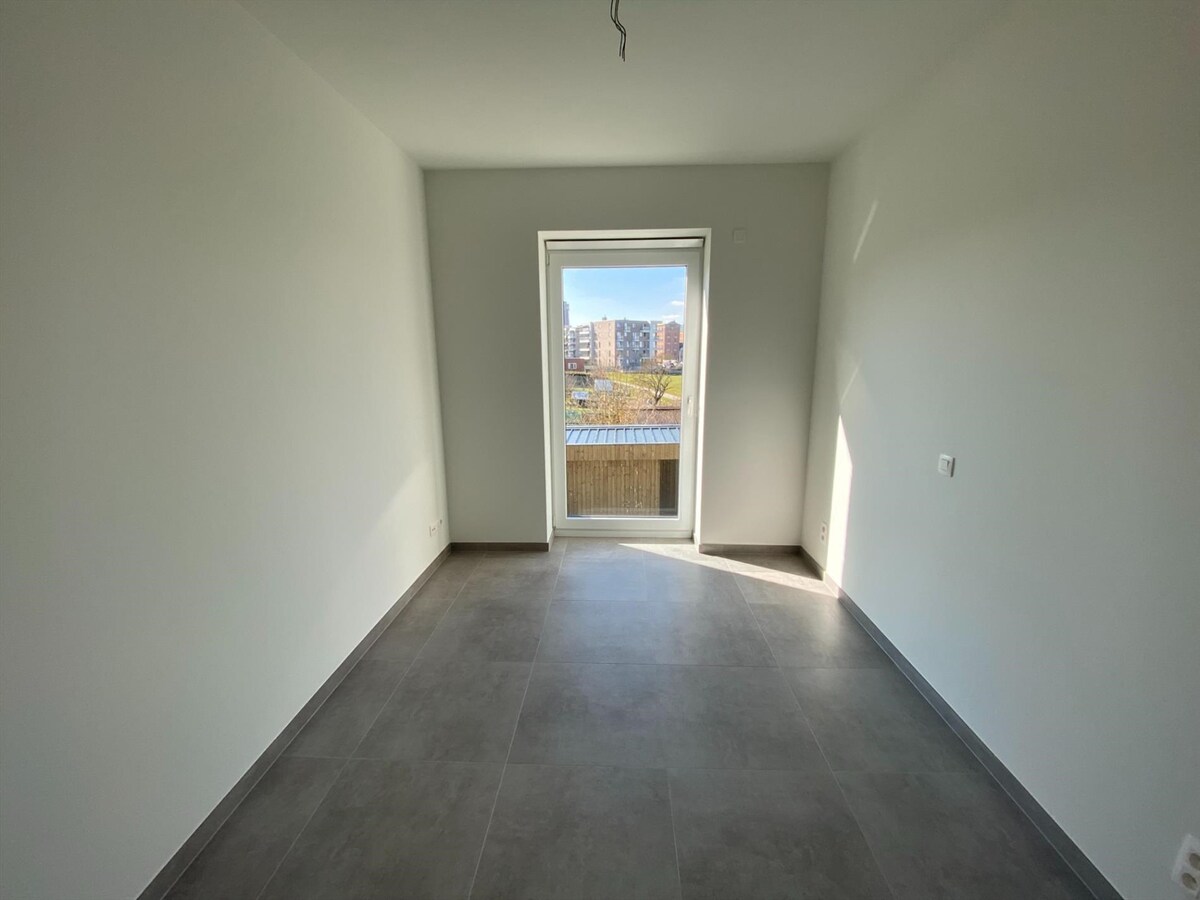 Uitstekend gelegen nieuwbouwwoning met autostaanplaats en fietsenberging 