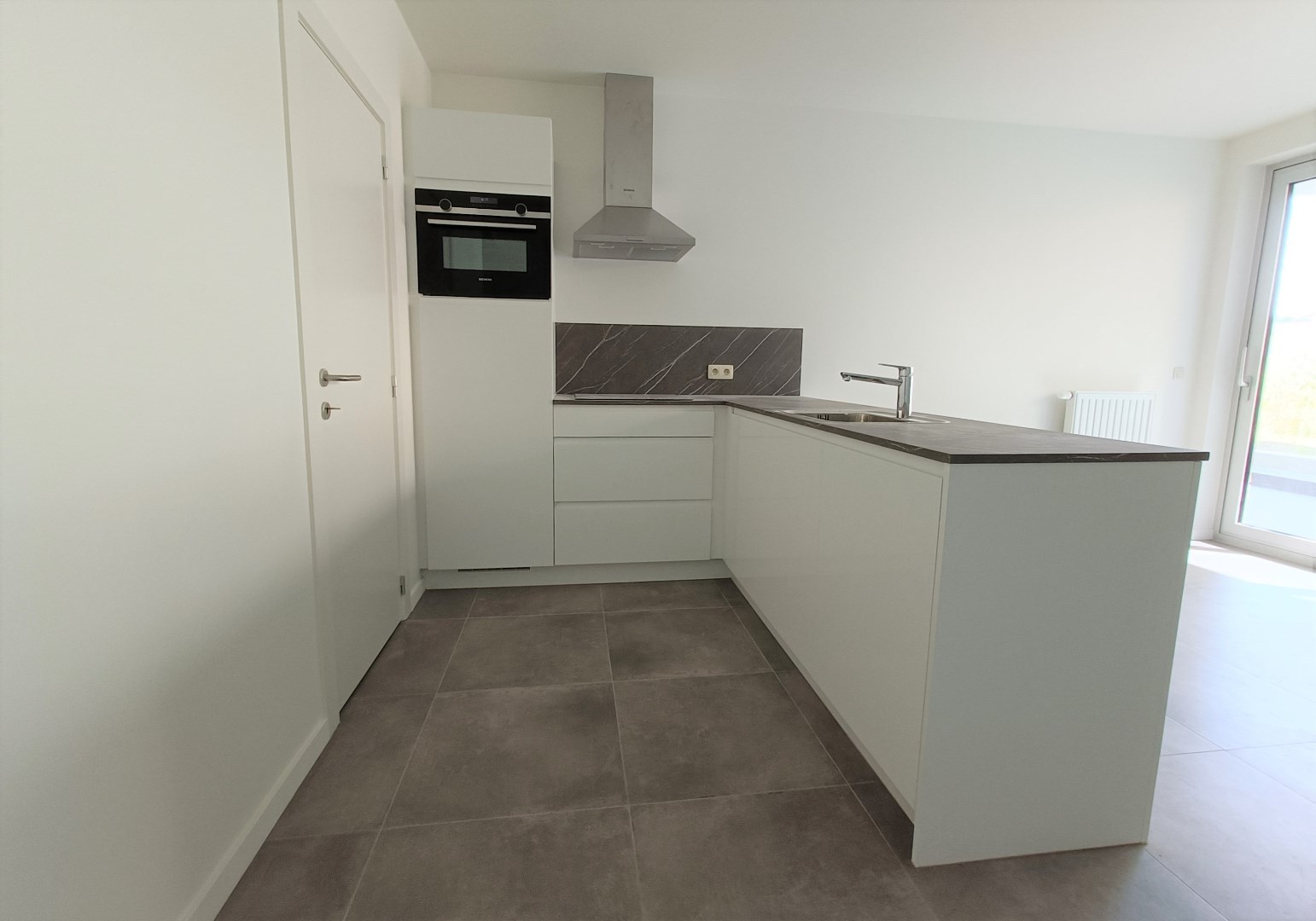 RECENT GELIJKVLOERS APPARTEMENT MET GROOT TERRAS EN AUTOSTAANPLAATS 