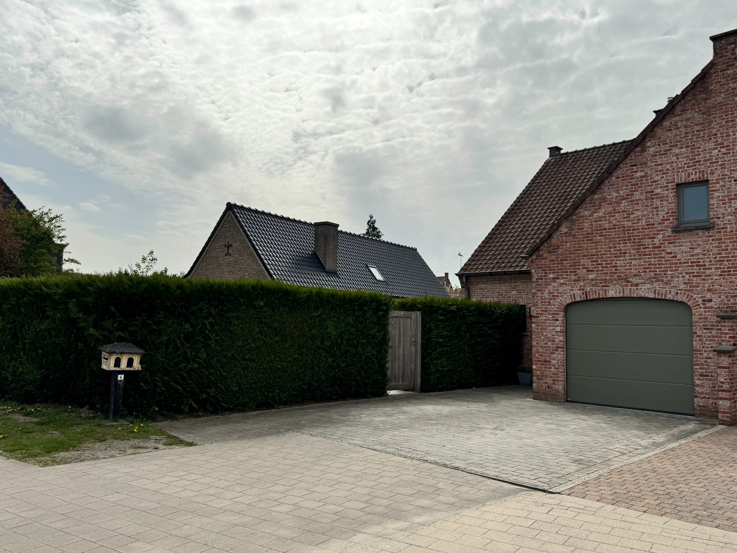 Instapklare halfopen bebouwing met 3 slaapkamers, tuin en garage te Zulte. 