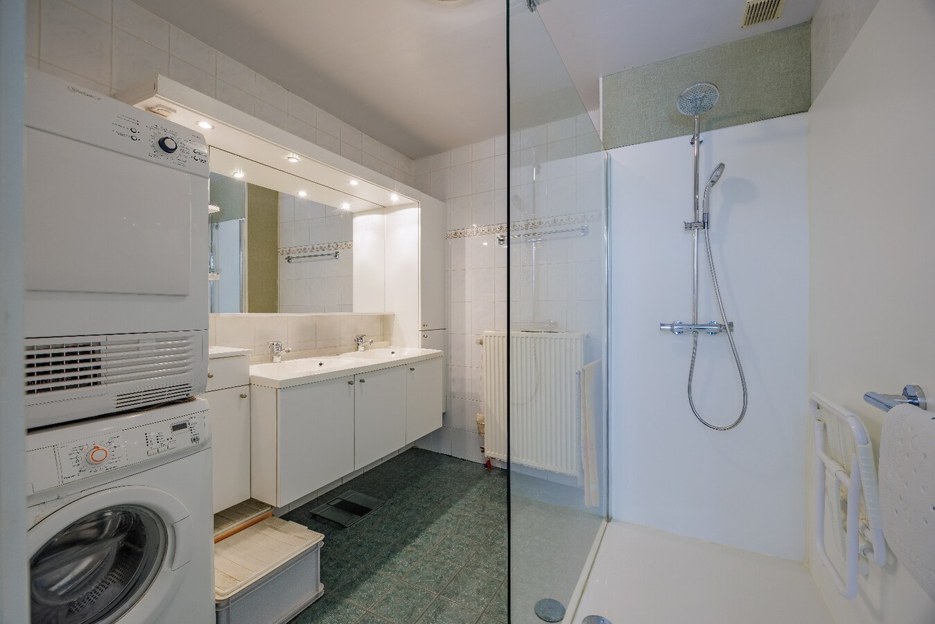 Instapklare woning met garage nabij de zeedijk – energiezuinig en centraal gelegen. 