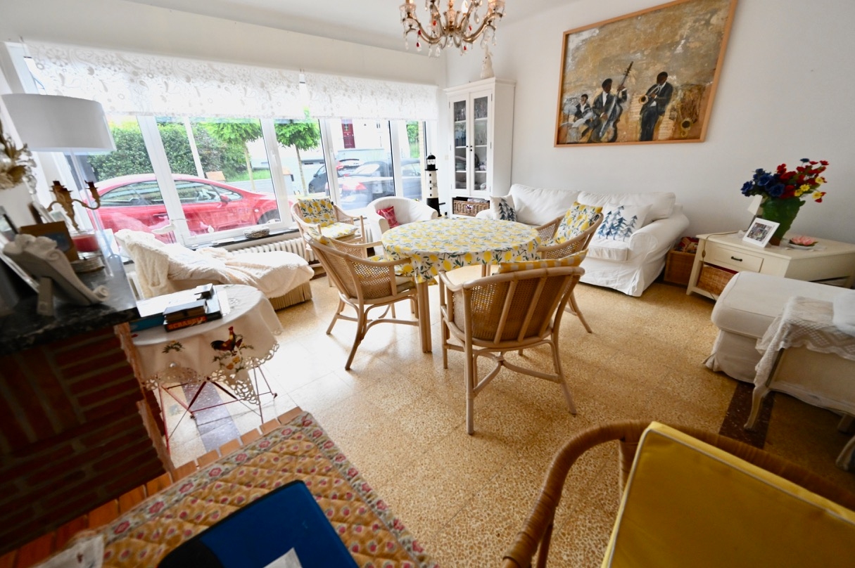 ONGEMEUBELD - Gelijkvloers-appartement met tuin op wandelafstand van de Lippenslaan. 