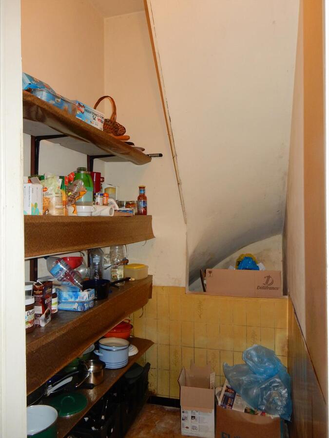 Op te knappen vrijstaande woning 