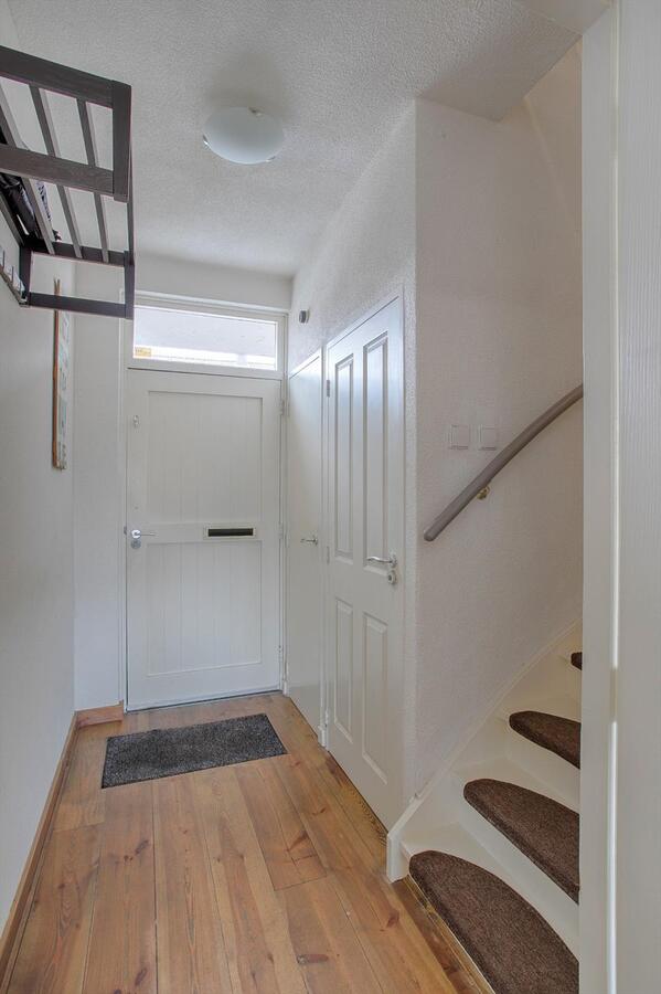 Halfvrijstaande woning met berging en vrije achterom gelegen in een rustige wijk in Bladel. 