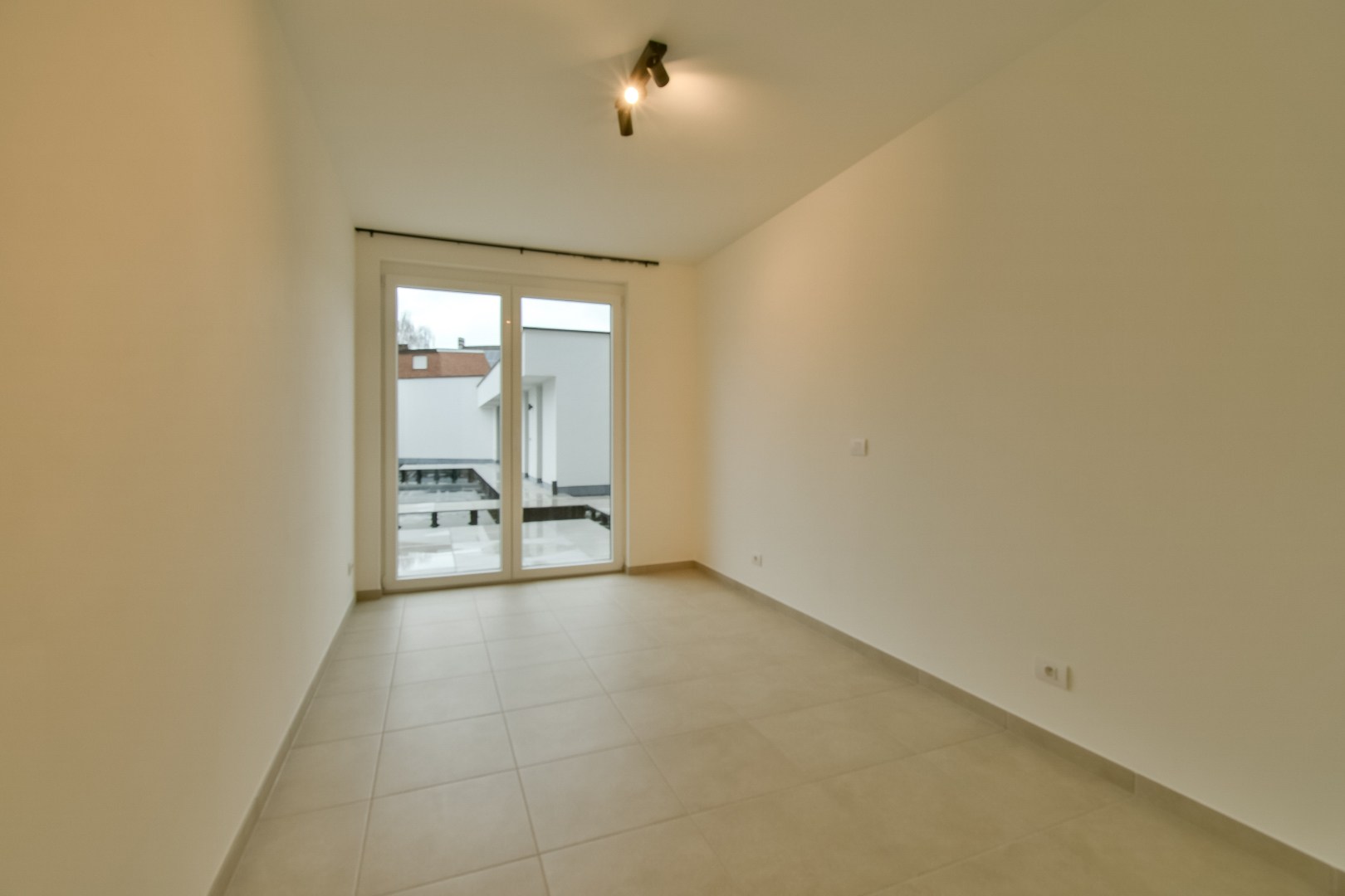 Gelijkvloerse appartement te huur in centrum Torhout met ondergrondse garage! 