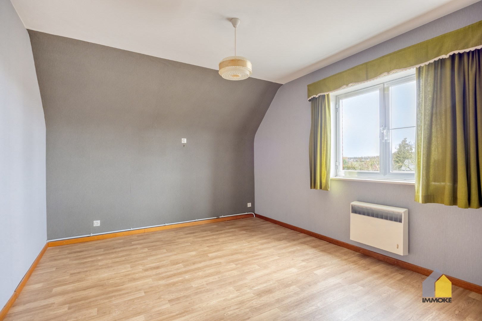 Neeroeteren: Op te frissen, vrijstaande woning op 8 a 26 ca met 5 slpks. 