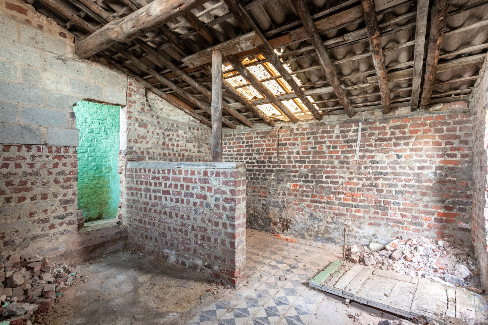 Te renoveren rijwoning met tuin te Vlezenbeek 