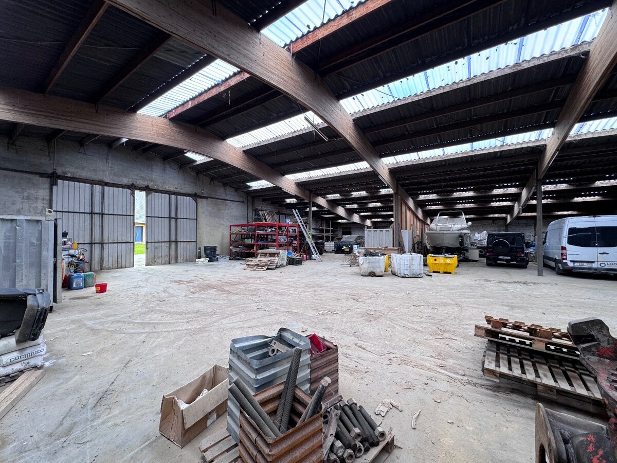 Ruime loods in de dorpskern van Oostkerke (Diksmuide) 