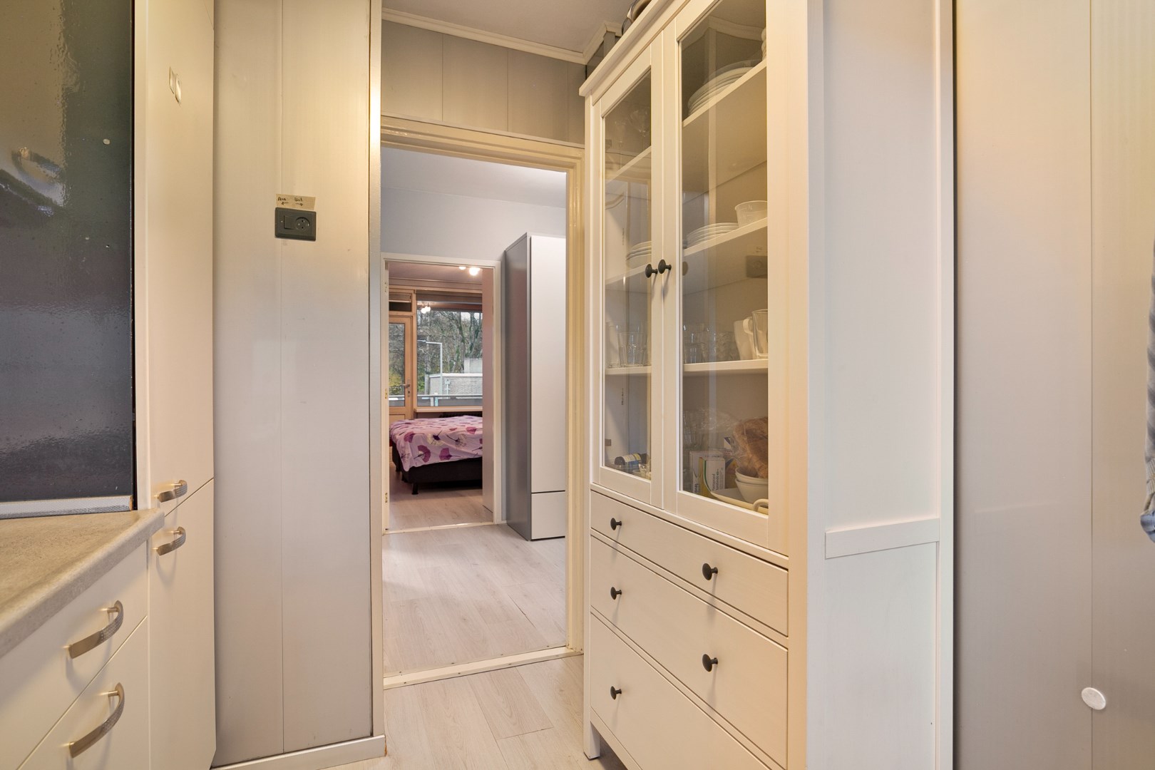 Instapklaar 3 kamer appartement op de 1e verdieping met keurige keuken en badkamer, balkon op het zuidoosten, berging in de onderbouw en gelegen op eigen grond. 