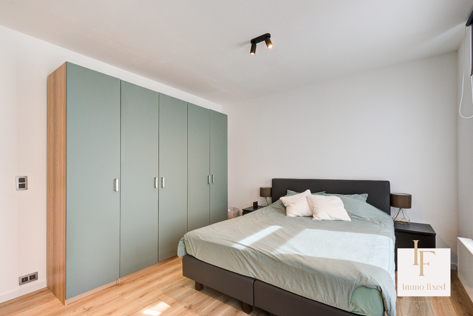 Instapklare woning met 2 SLKS te Schoten! 