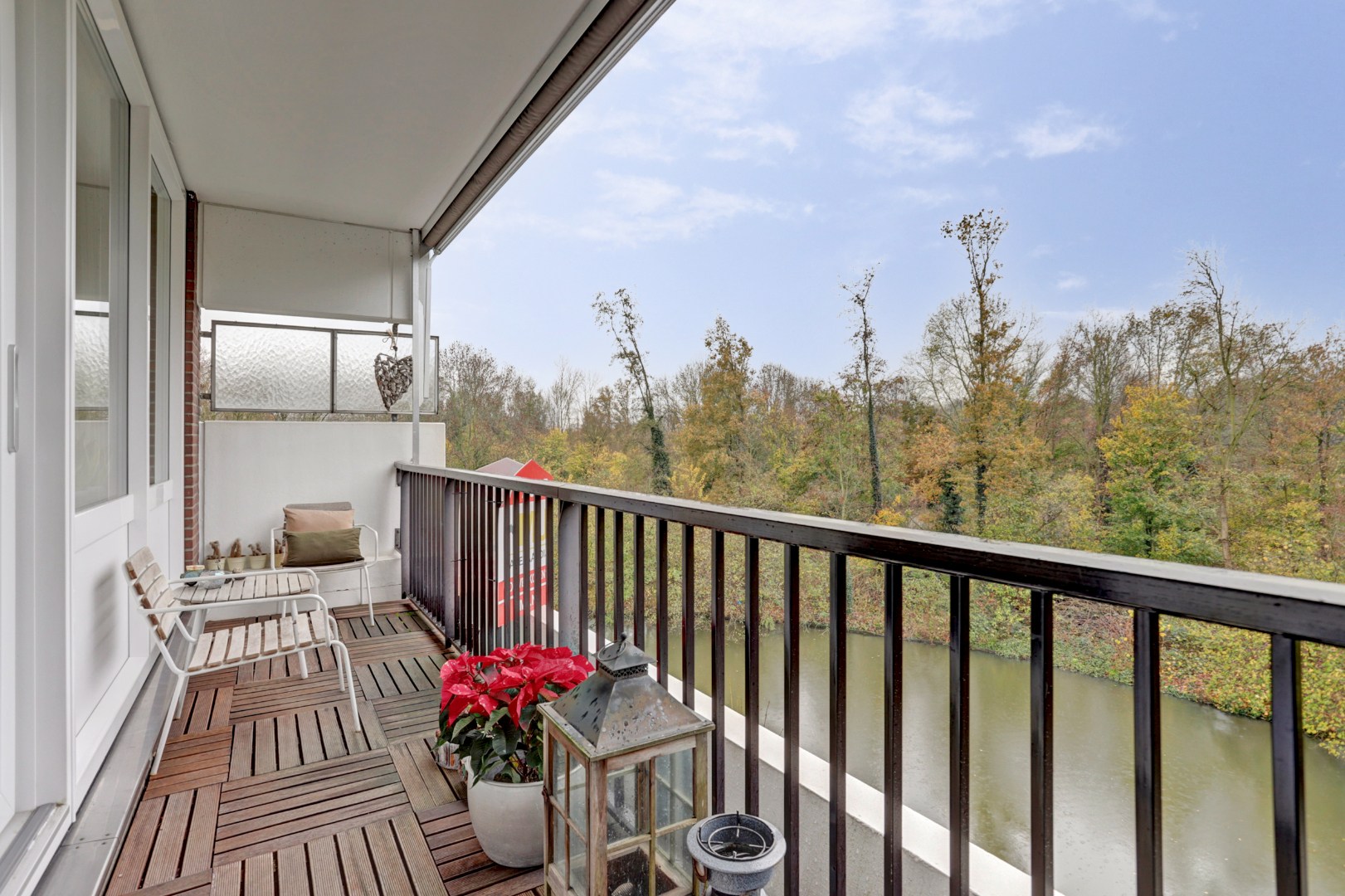 Modern afgewerkt 3 kamerappartement gelegen op de 3e verdieping met schitterend vrij uitzicht en ligging aan water! 