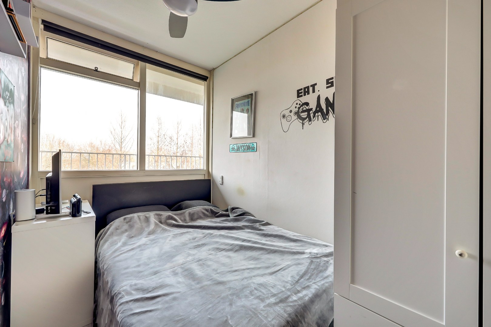 Dit lichte 4-kamer appartement op de 4e verdieping, met 3 slaapkamers, keurige keuken, balkon op het zuiden en berging in de onderbouw is gelegen in de populaire wijk "Ommoord". 