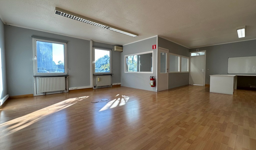 Alleenstaand kantoor te huur langs R4 te Wondelgem