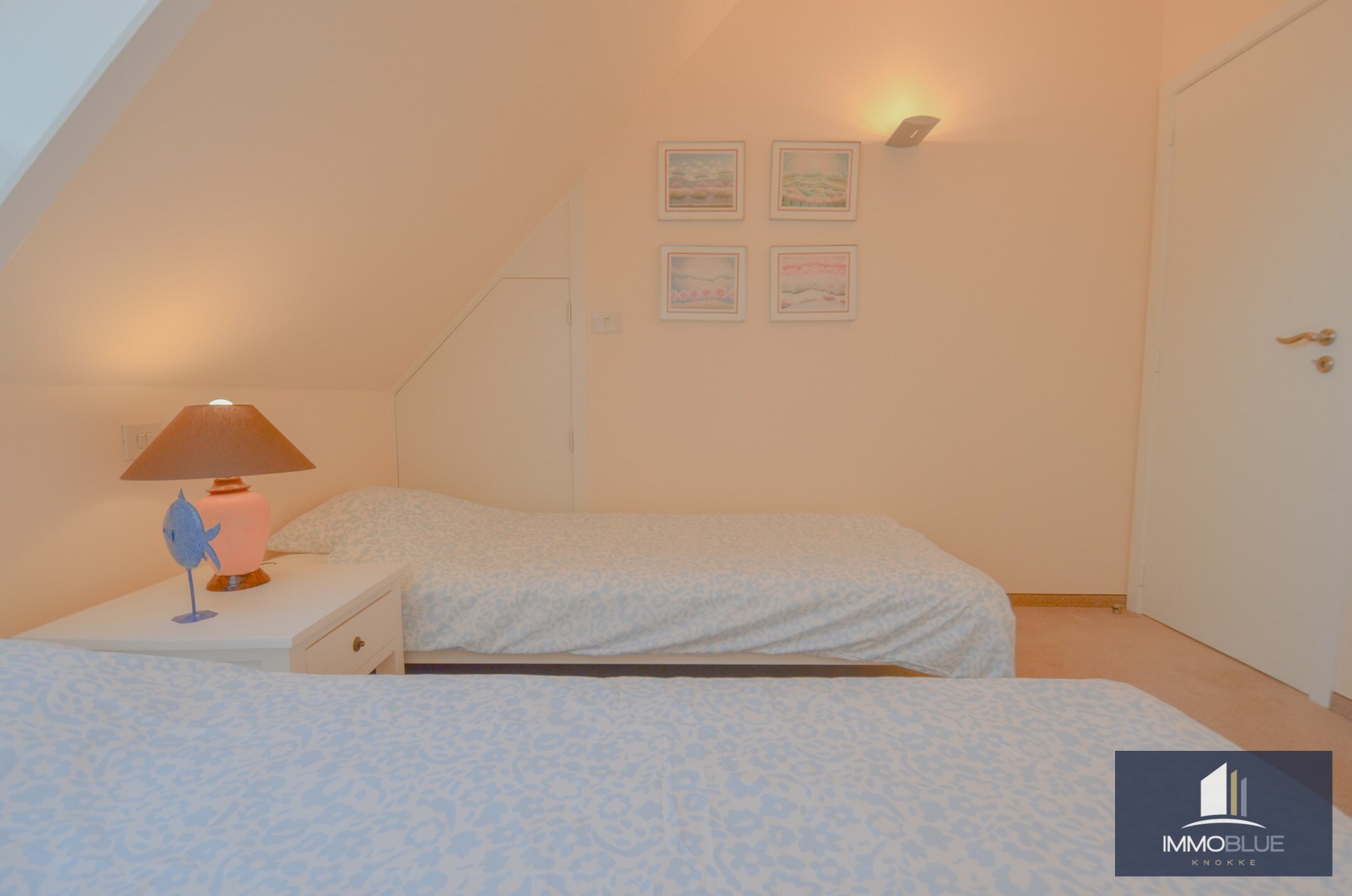 Appartement duplex élégant avec terrasses ensoleillées et vue dégagée sur les villas du Zoute. 