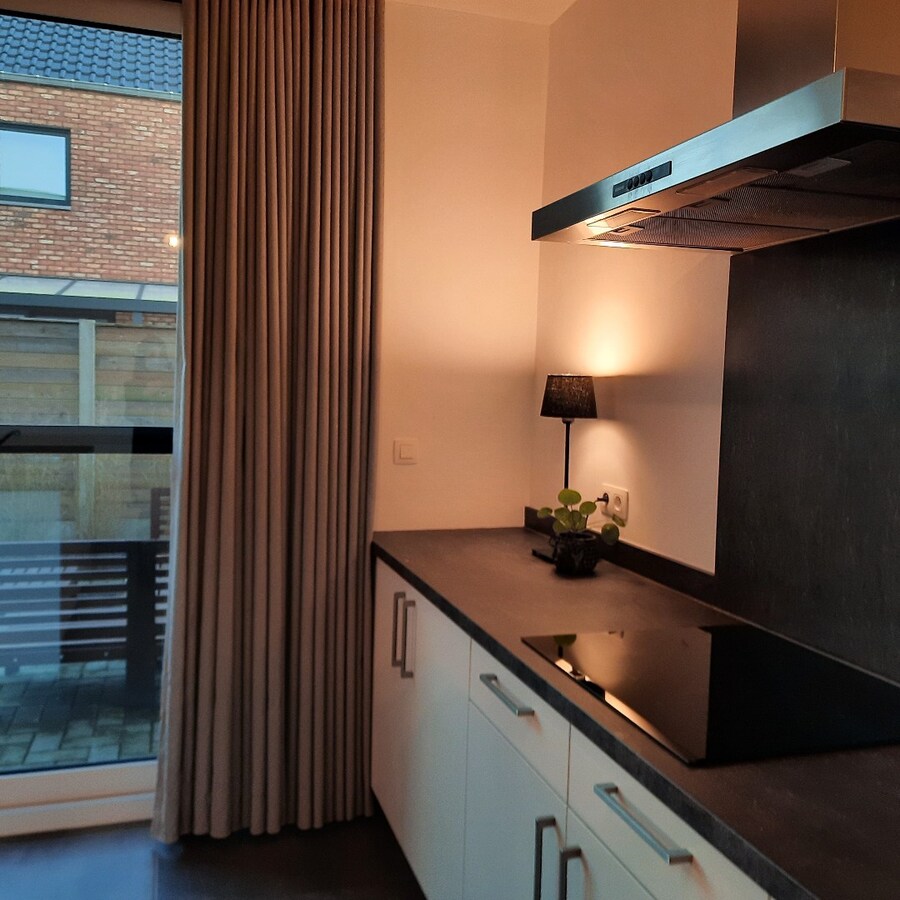 Recent, gelijkvloers appartement afgewerkt met hedendaagse materialen nabij Maaseik! 