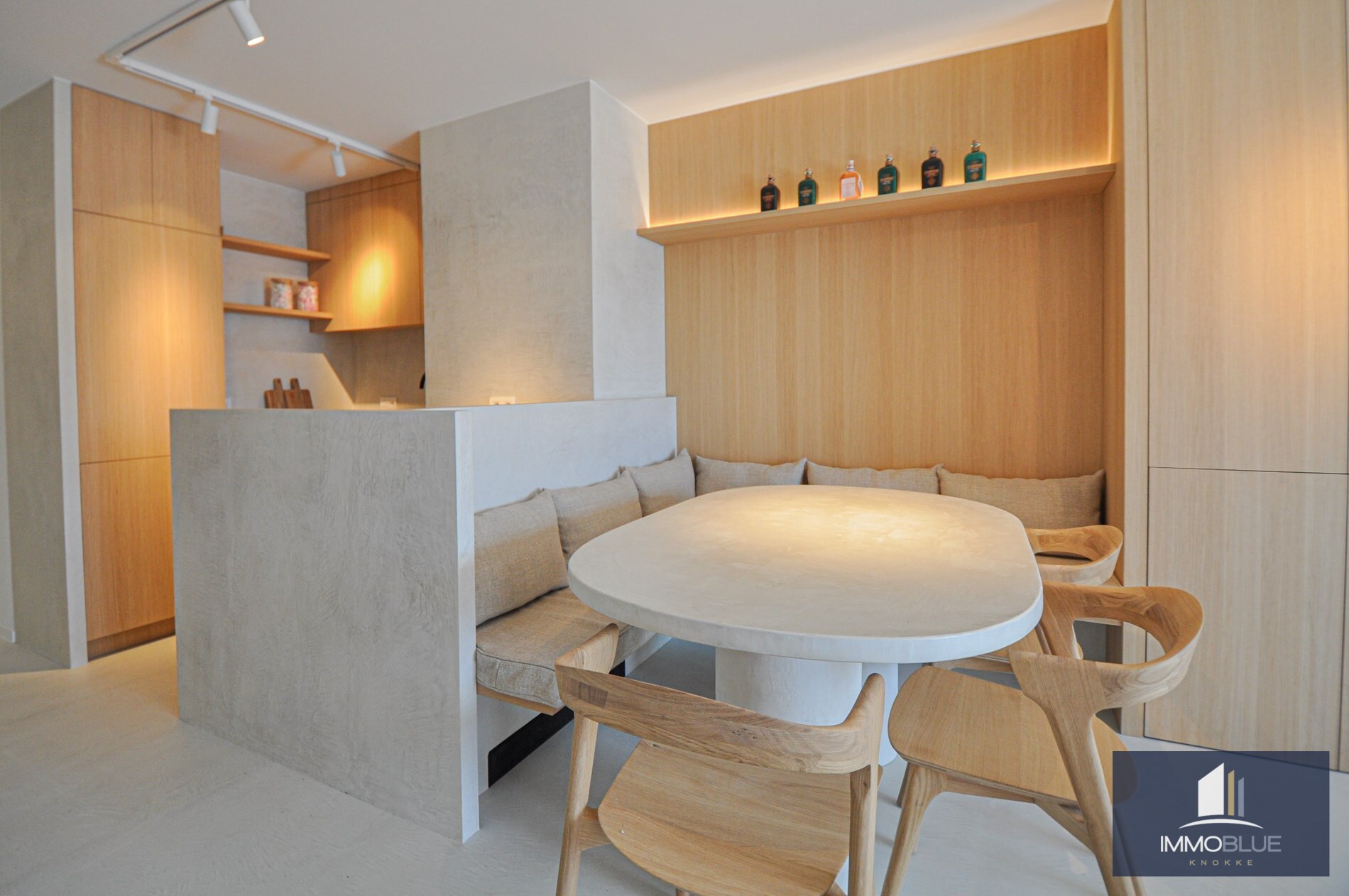 Appartement entièrement rénové avec une grande terrasse ensoleillée. 