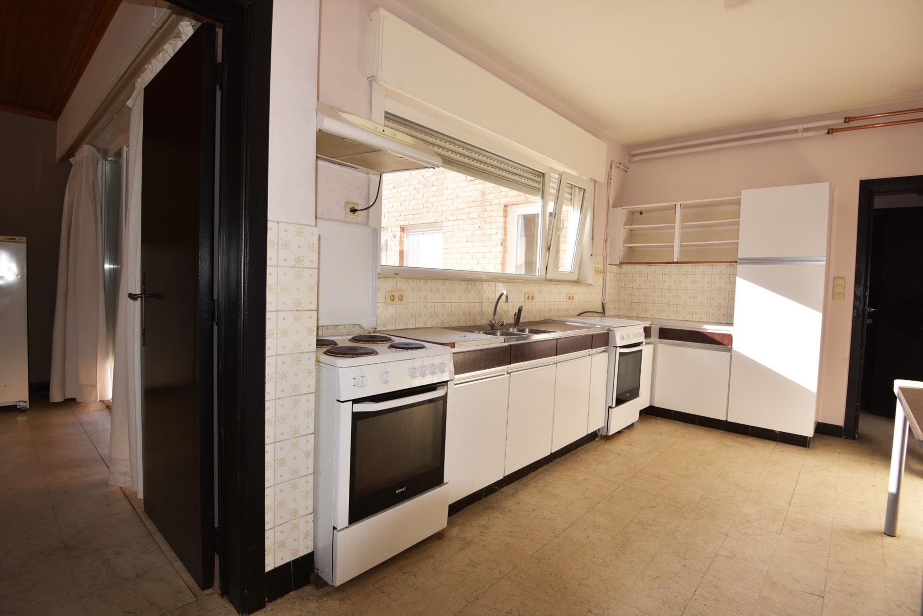 Pand met diverse mogelijke bestemmingen (9 slpks, 2 badkamers,...) goed gelegen te Adegem 