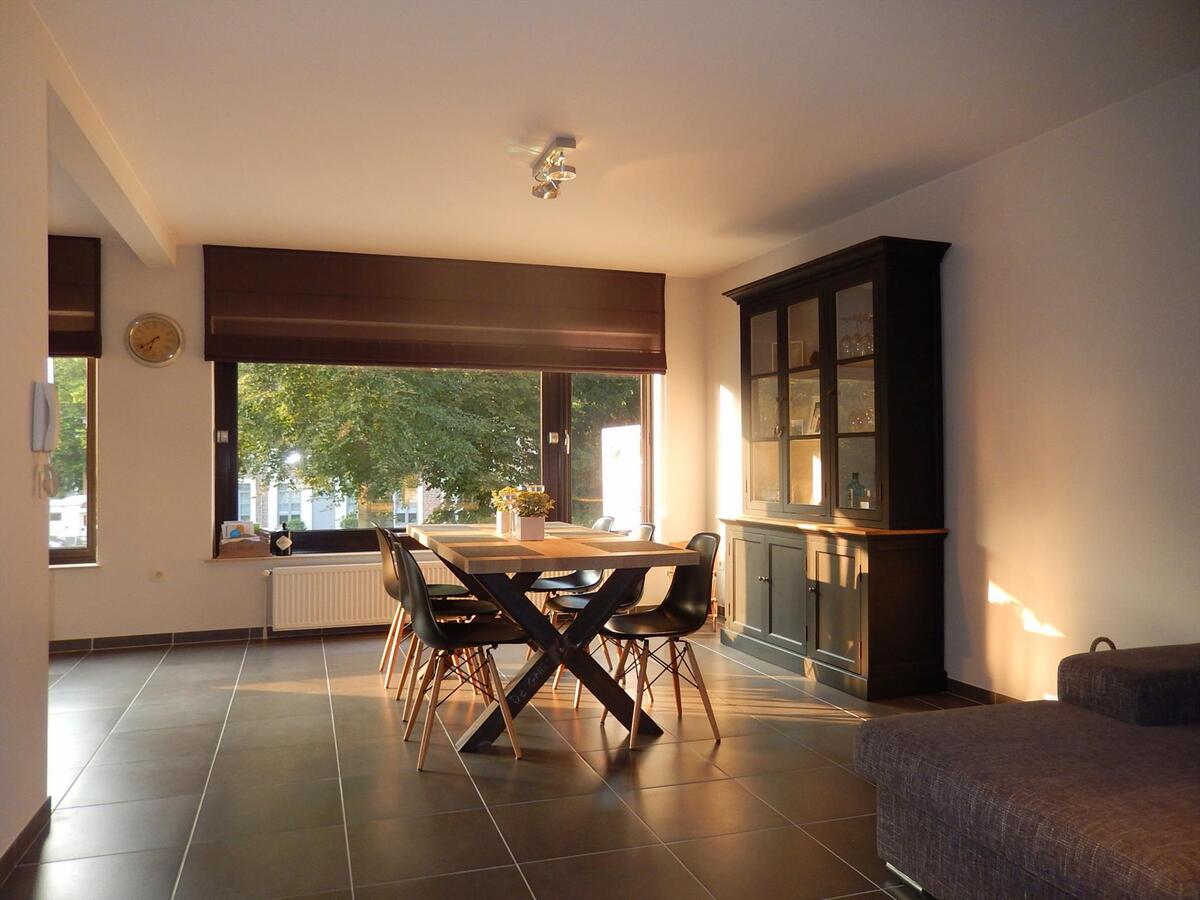 Instapklaar volledig vernieuwd appartement in centrum Varsenare met garage 