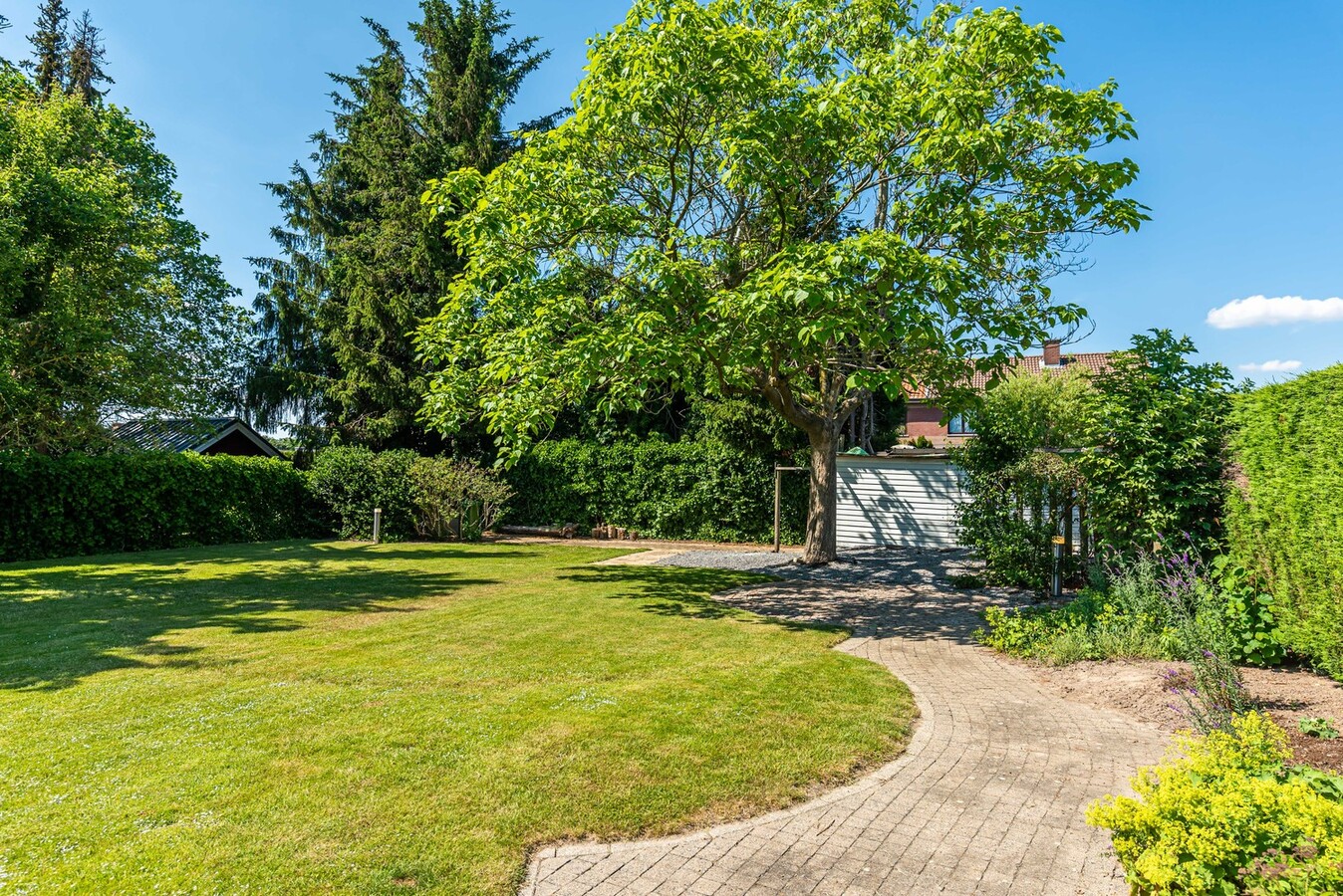 Stijlvol gerenoveerde woning in residentiële wijk op 1254 m² 