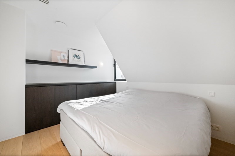 Magnifique villa jumelée récemment rénovée, située au calme entre le centre de Knokke et Le Zoute, avec une parfaite orientation Sud-Ouest. 