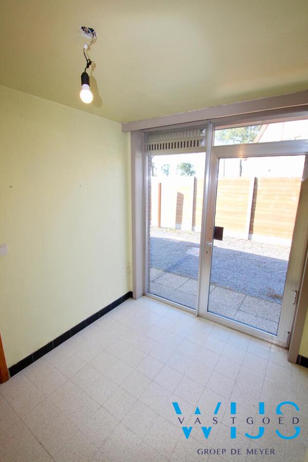 Vlot te renoveren woonhuis op een ruim perceel van 1130 vierkante meter te OOSTEEKLO ! 