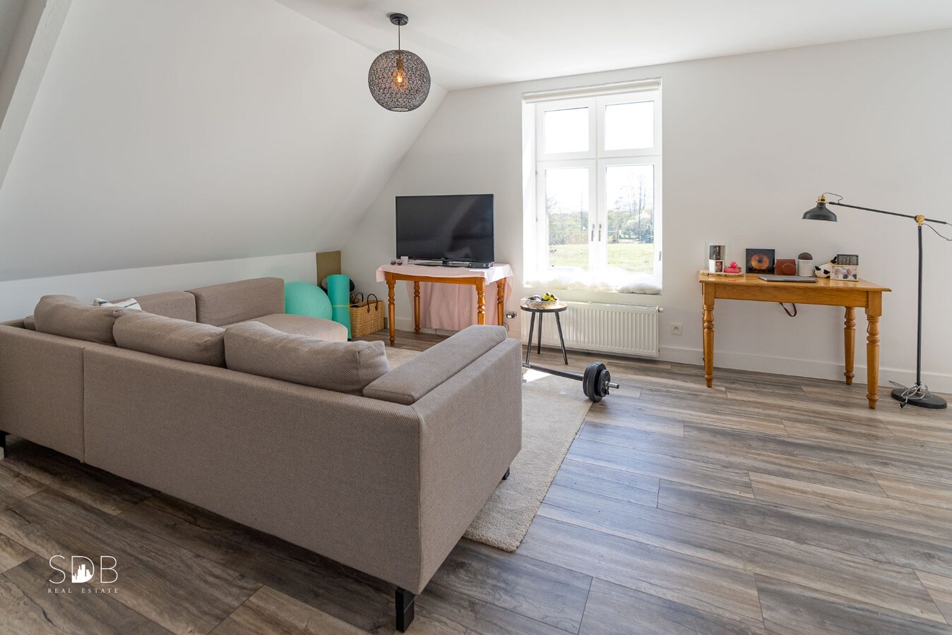 Stijlvolle villa met diverse bijgebouwen en graslanden op circa 3ha 