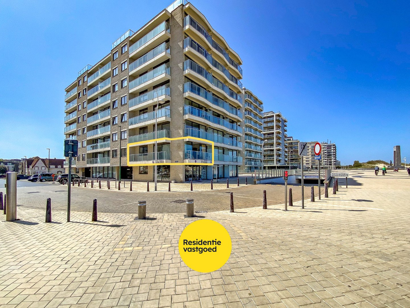 2-slaapkamerappartement (84m²) met FRONTAAL &amp; LATERAAL ZEEZICHT en 2 TERRASSEN op de zeedijk te De Panne. 