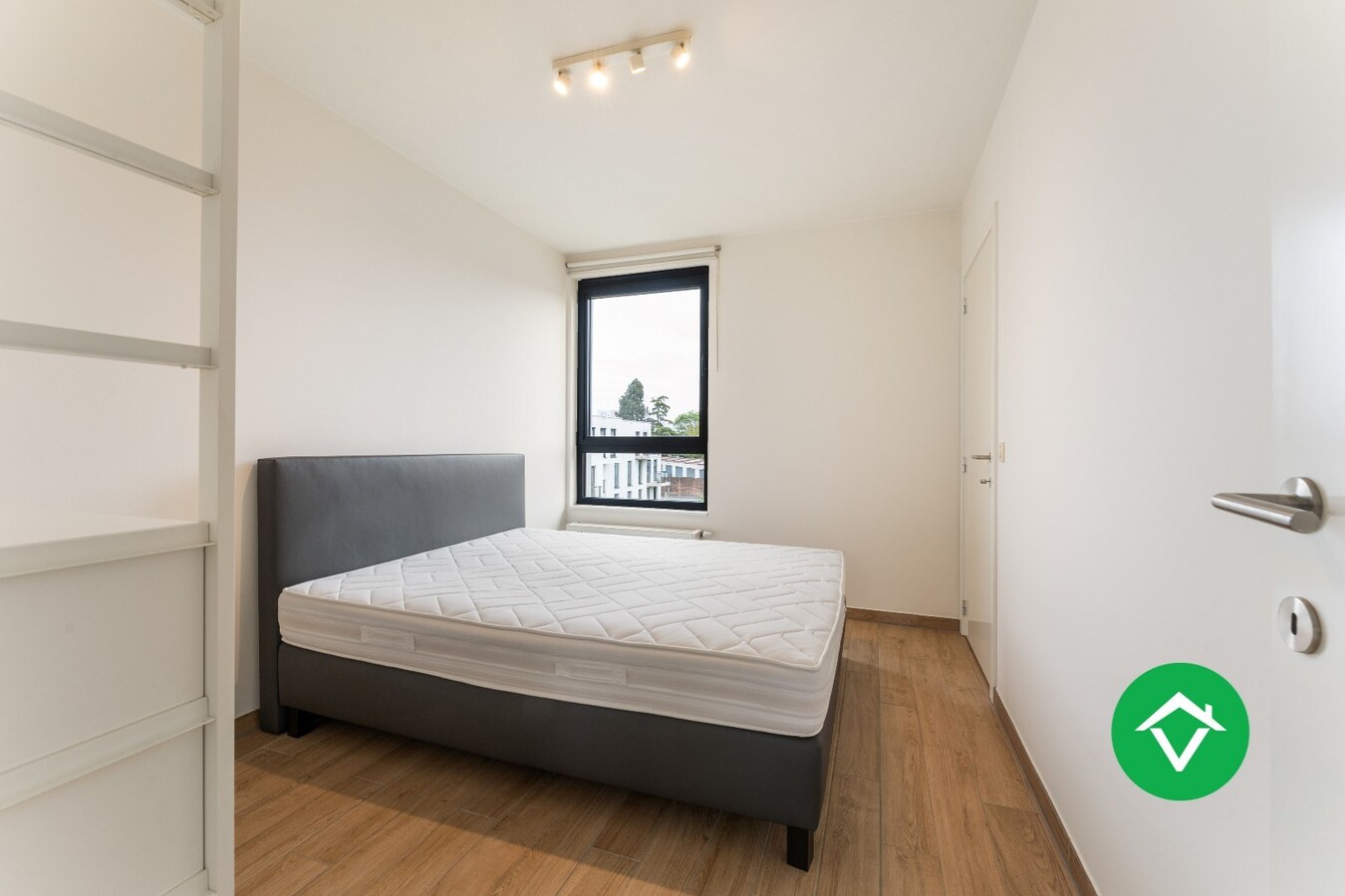 Recent, instapklaar appartement met één slaapkamer, ruim terras en autostaanplaats te Roeselare 