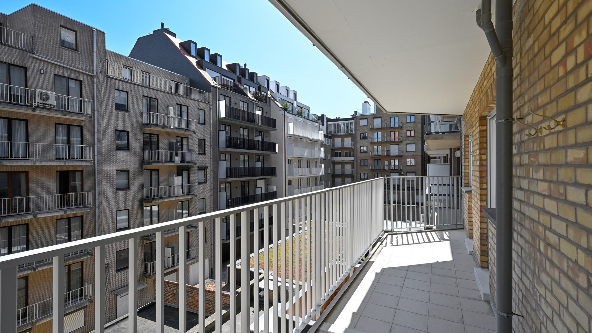 Exclusief ruim plateau-appartement met frontaal zeezicht aan het Rubensplein – met optie tot inpandige parking 