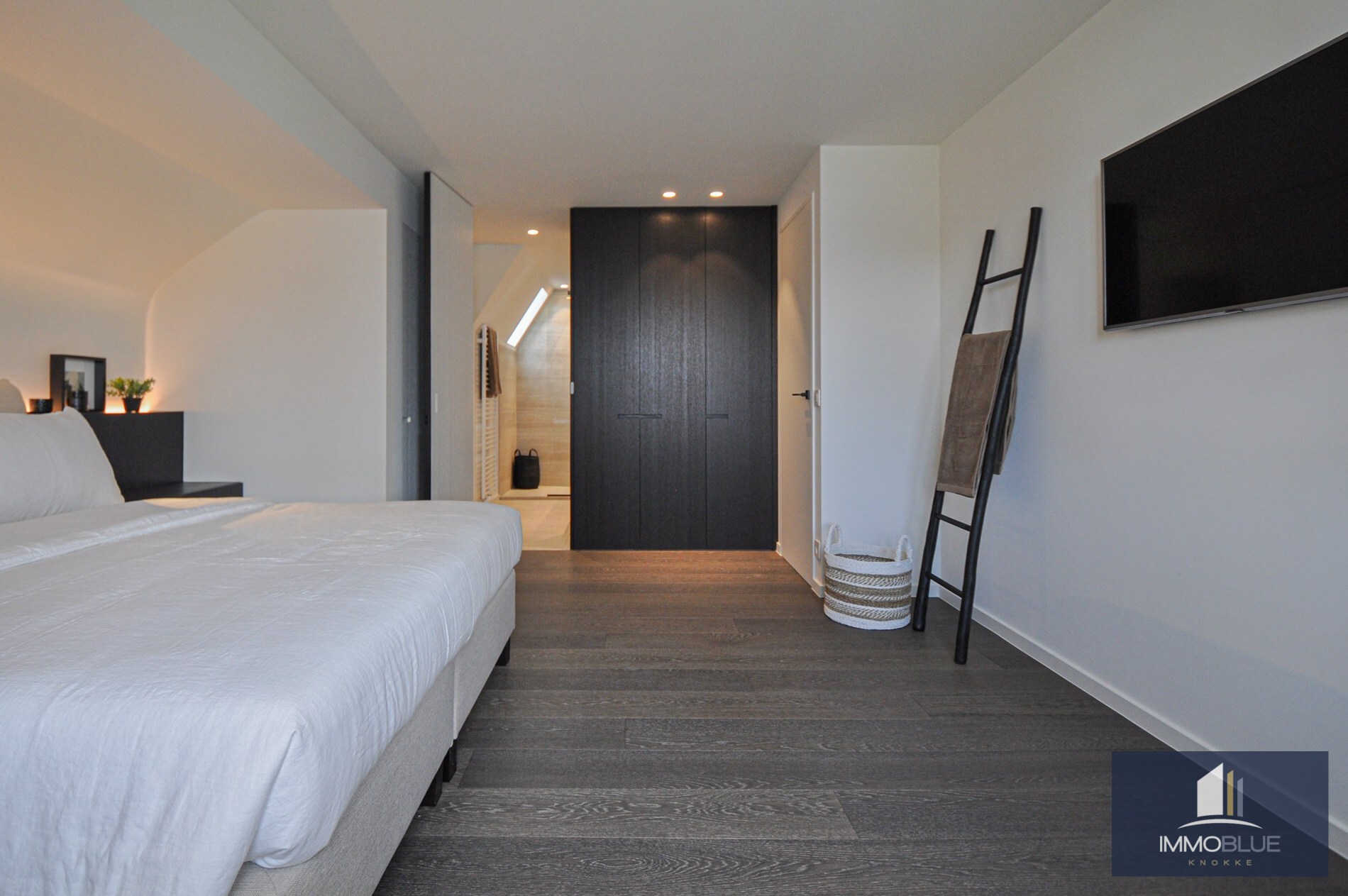 Villa entièrement rénovée située au calme en bordure de la Zoute. 