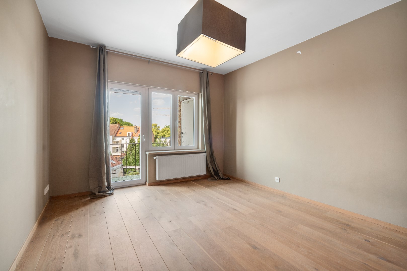 Lichtrijk 2-slpk appartement met garage 