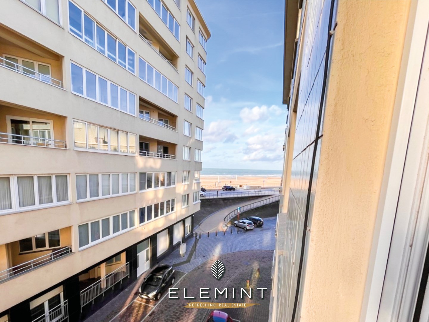 Gerenoveerd gelijkvloers appartement op 50 meter van het strand 