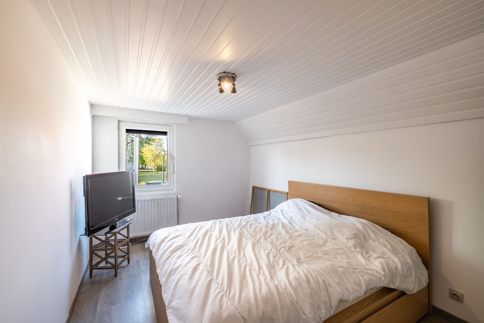 Authentieke woning met zonnige tuin, garage en bouwgrond 