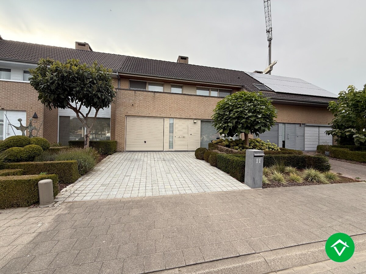 Prachtige rijwoning met 3 slaapkamers, tuin en garage te Roeselare 