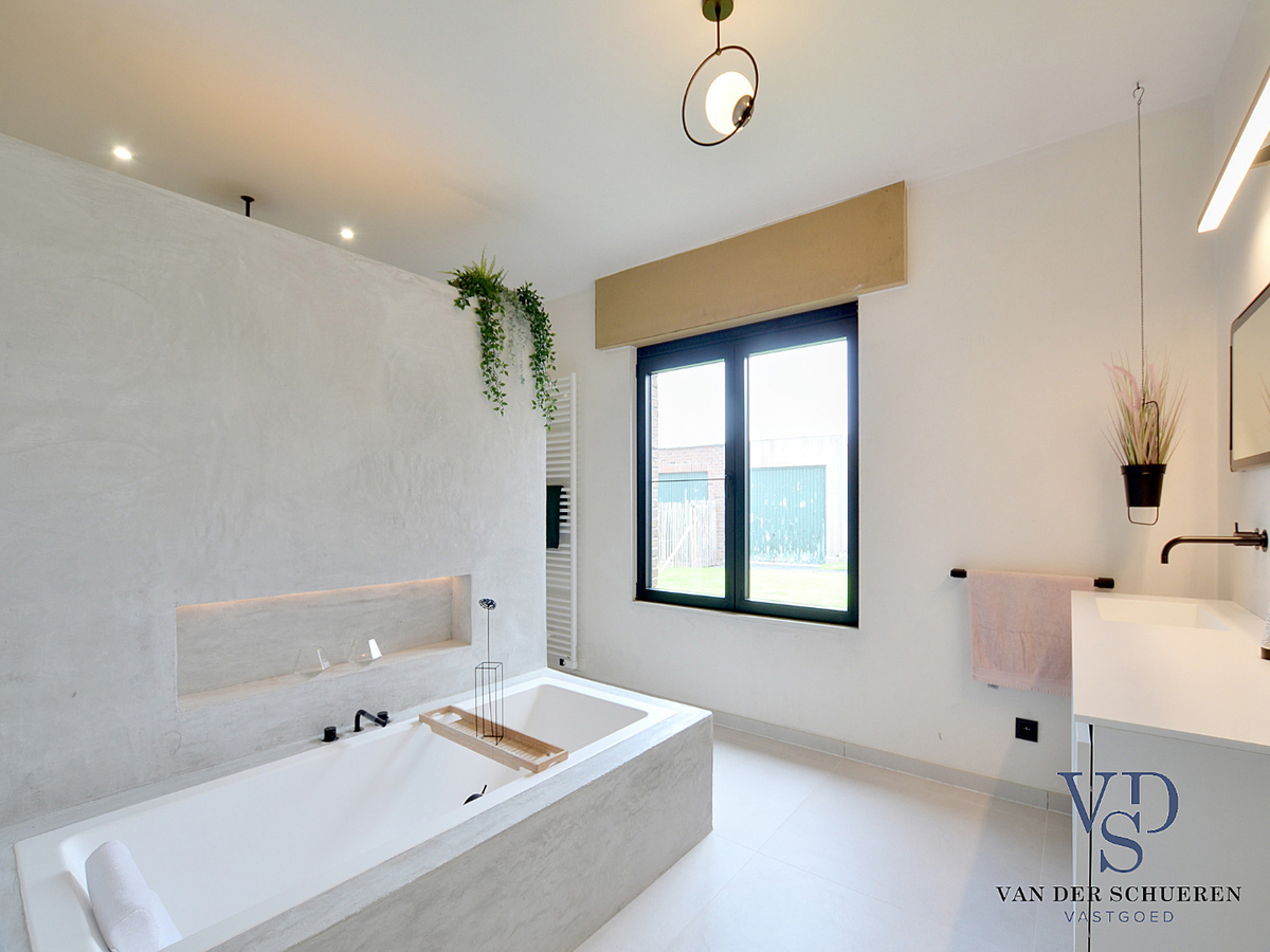 Exceptioneel gelegen, eigentijdse bungalow-villa. 