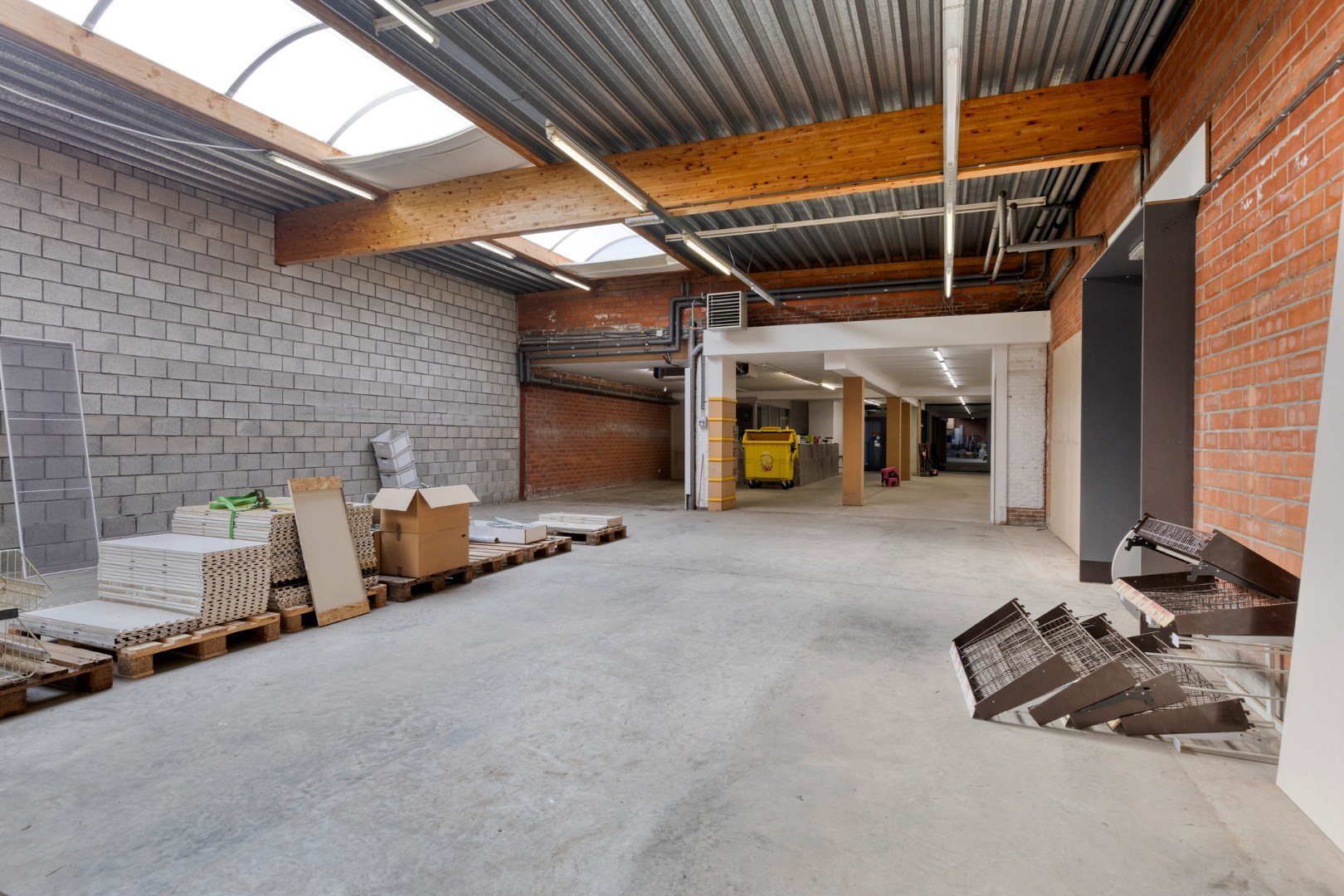 Handelsgelijkvloers met achter-inrit op commerciële ligging in centrum Geel 