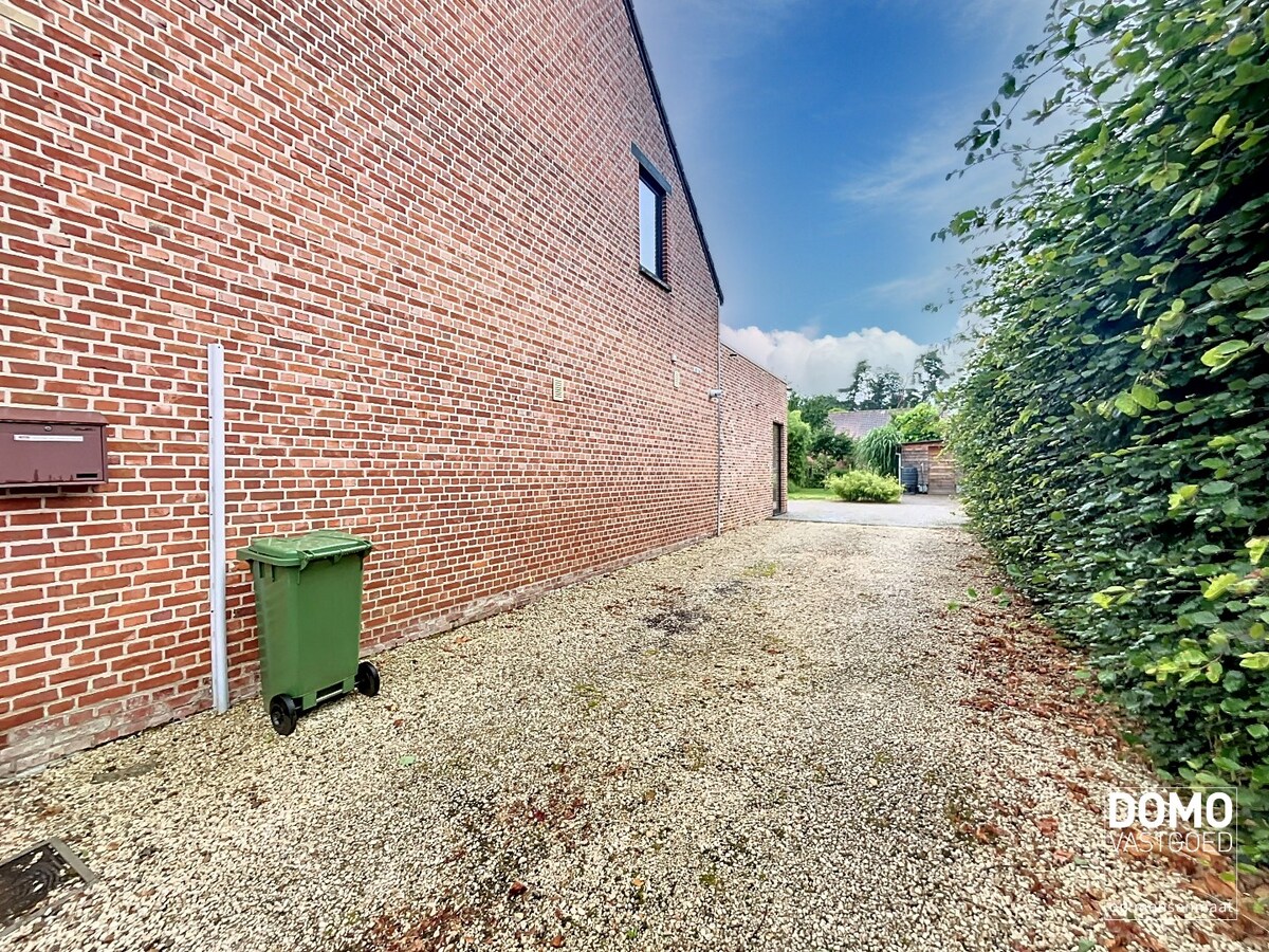 VOLLEDIG GERENOVEERDE WONING MET TUIN EN 3 SLAAPKAMERS RUSTIG GELEGEN TE KERMT 