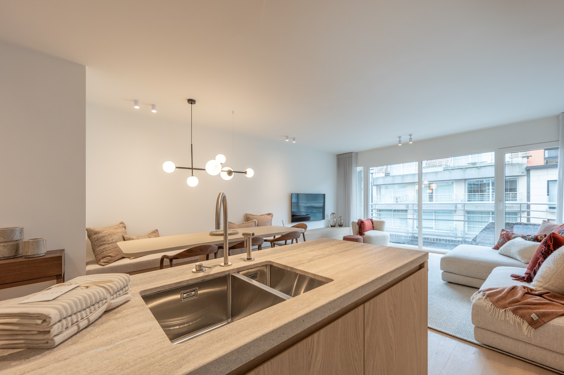 Exclusief gerenoveerd appartement met 3 slaapkamers te koop vlak bij het Albertstrand en het Rubensplein 