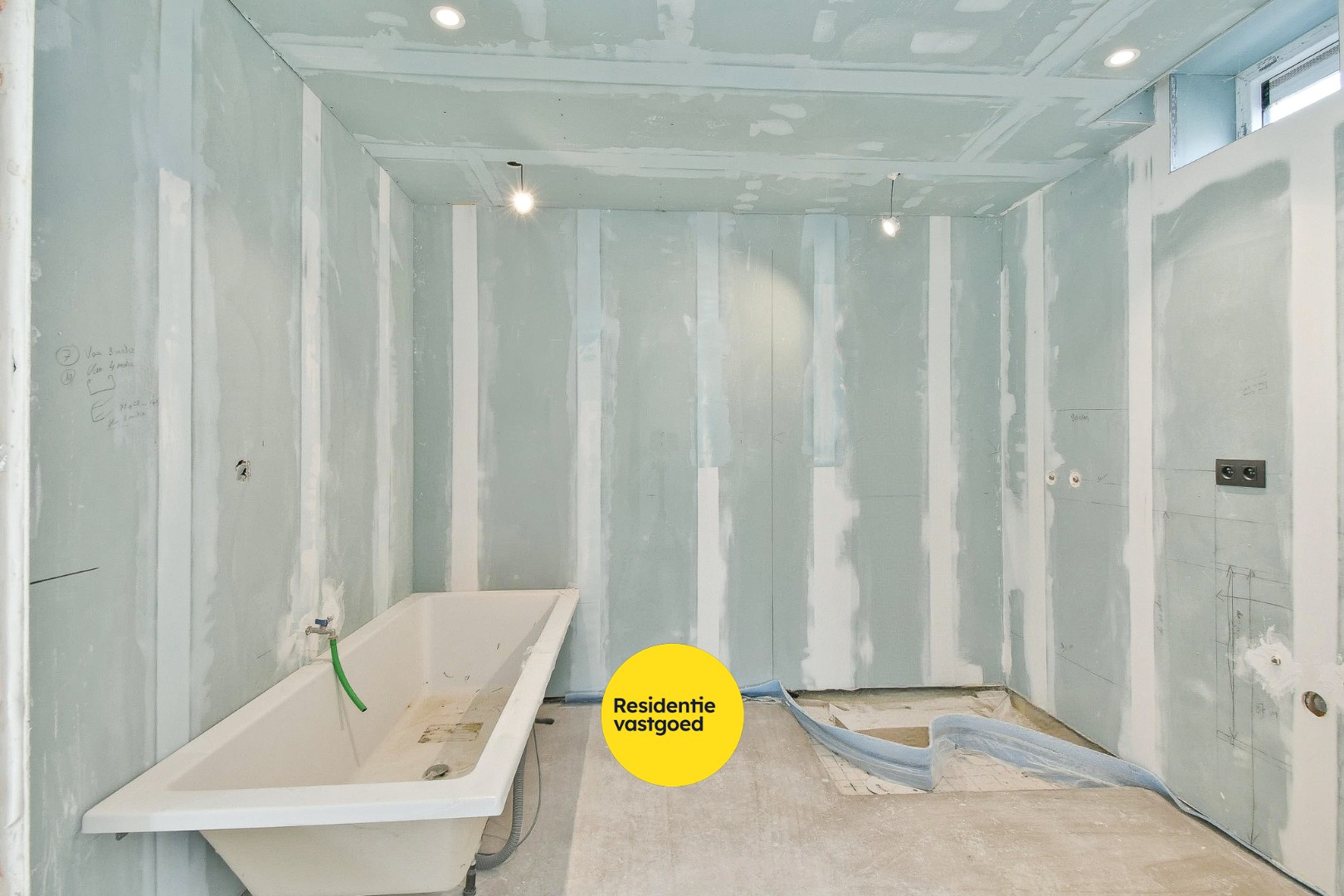 Woning met reeds aangevatte renovatie en veel potentieel 