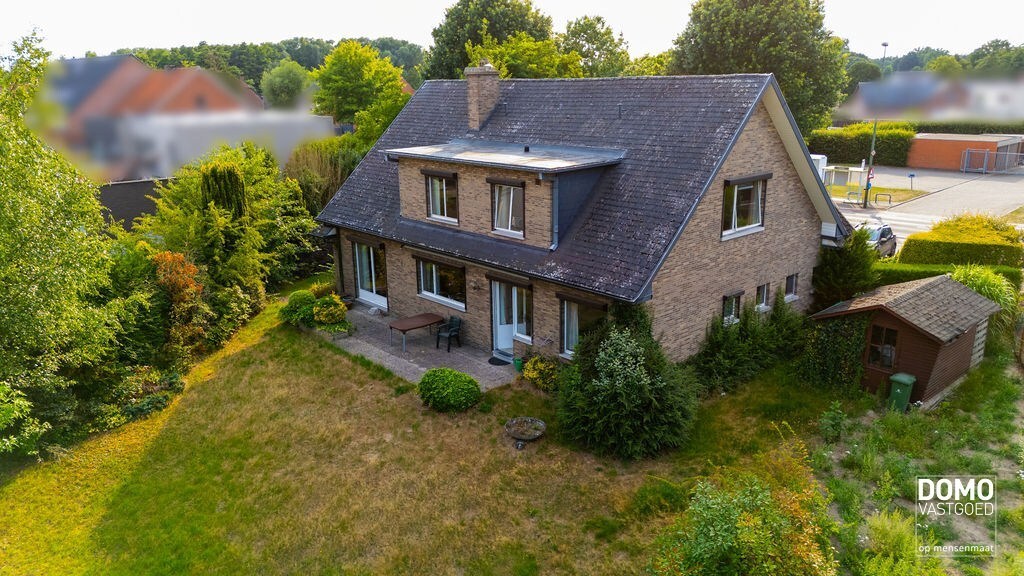 KARAKTERVOLLE, RUIME WONING MET 4 SLAAPKAMERS EN ZONNIGE TUIN TE STOKROOIE 