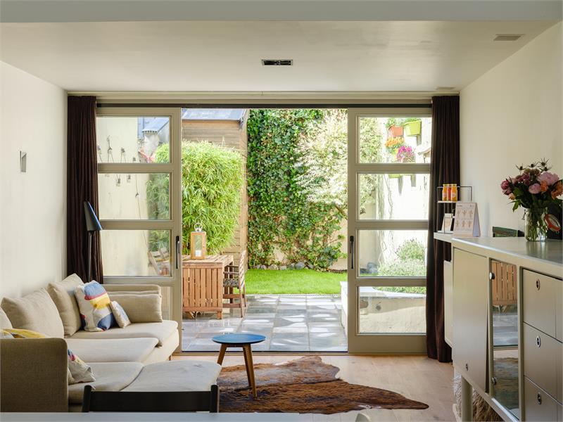 Lichtrijke en recent gerenoveerde woning op toplocatie aan het water 