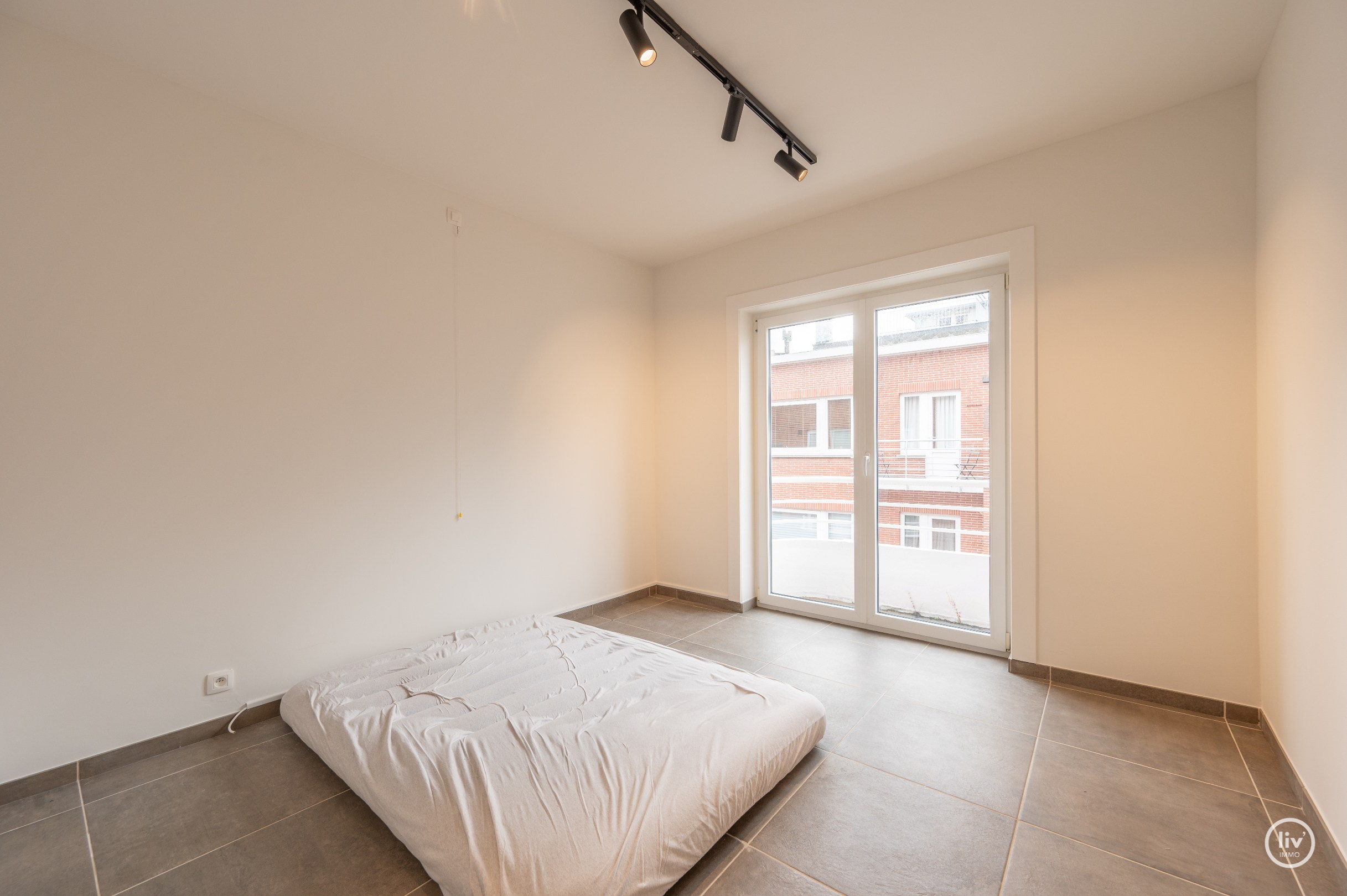 L'appartement d'angle est idéalement situé sur la Zoutelaan à Knokke, à proximité des magasins, de la plage et de toutes les commodités. 