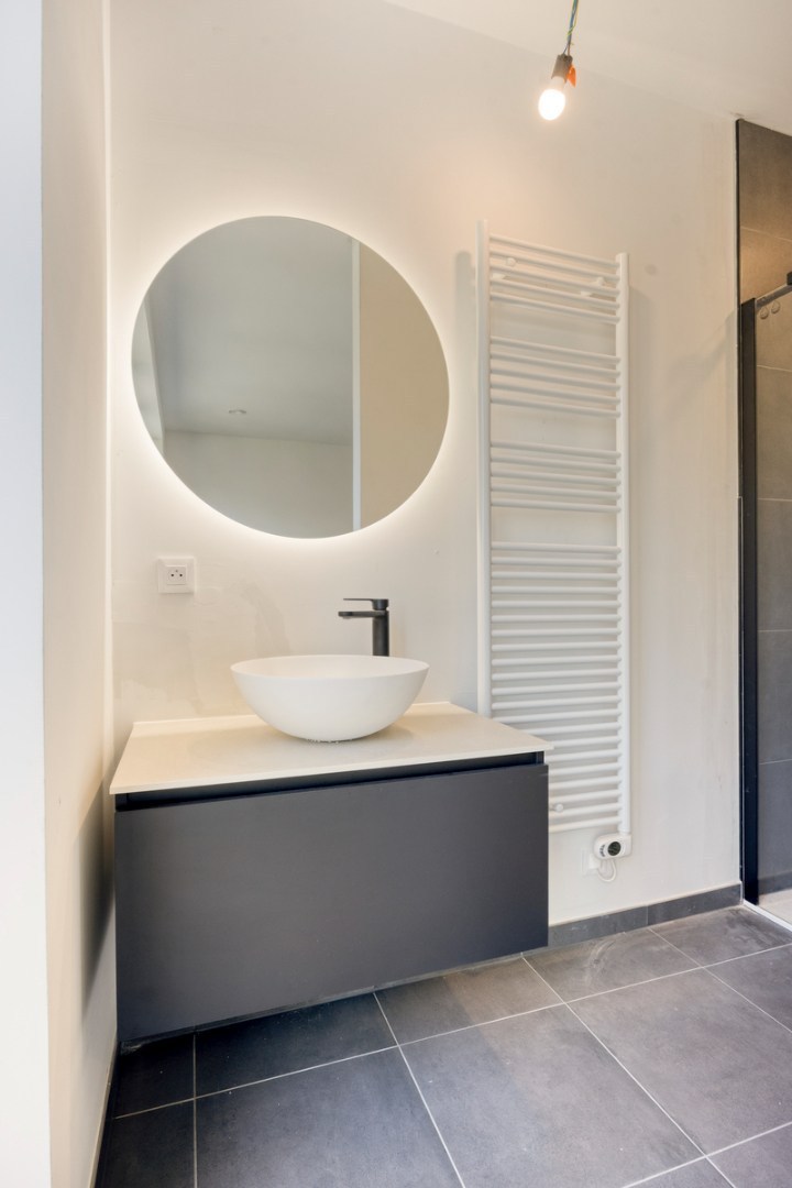 Instapklare woning met zeer goede afwerking, 3 slaapkamers, 3 badkamers, tuin, terras en autostaanplaats in het centrum van Tienen – EPC 27 kWh/m² - bewoonbare opp. 172 m² 