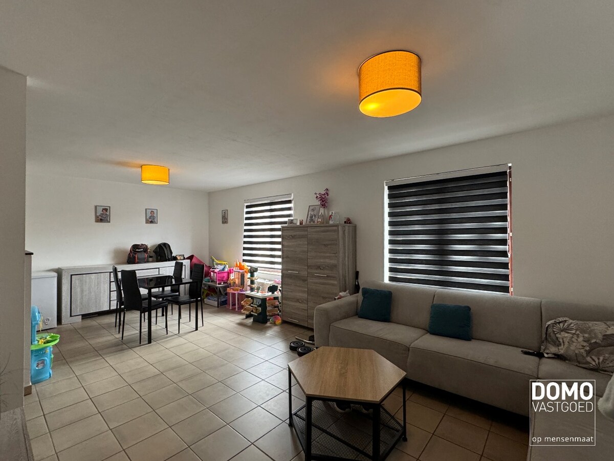 Ruim appartement rustig gelegen in Kuringen. Dichtbij winkels, scholen, autosnelwegen en openbaar vervoer. 