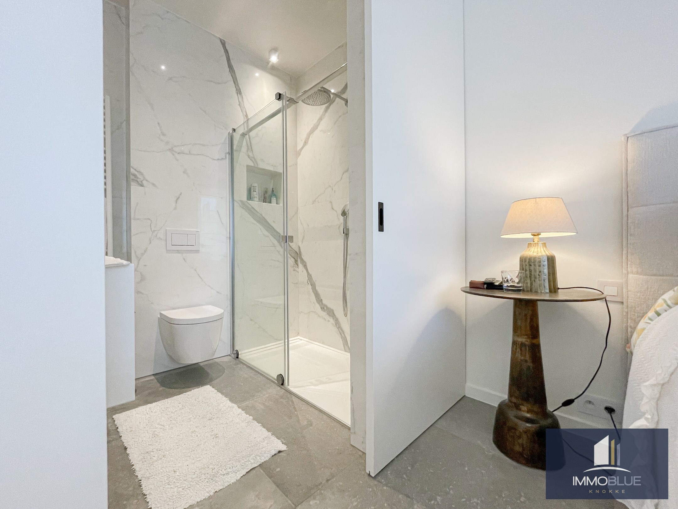 Subliem, luxueus tuinappartement met dubbele garage, rustig gelegen in een standingvolle residentie. 