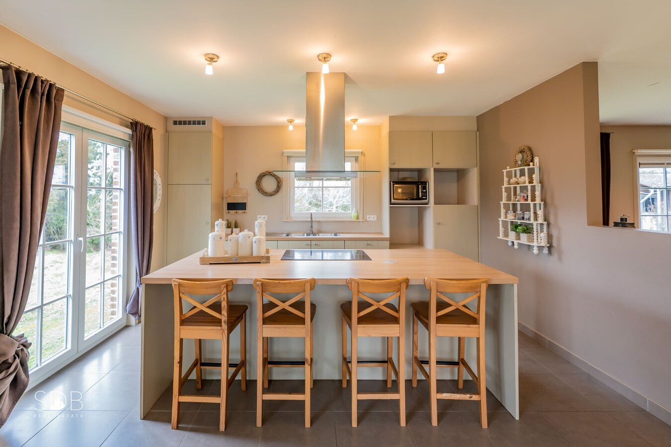 Landelijke woning met paardenaccommodatie en graslanden op 3ha 71a 90ca 