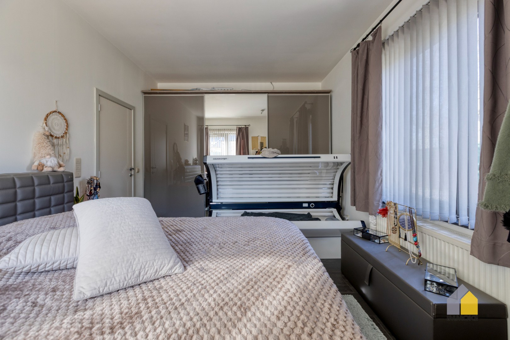 Gelijkvloers appartement (91 m²) in centrum met 1 slpk en parking. 